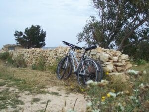 Fahrräder vor Natursteinmauer in Gozo